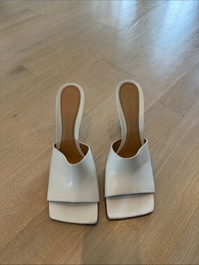 Never Worn - Bottega Veneta White Leather Square-Toe Slide Mules